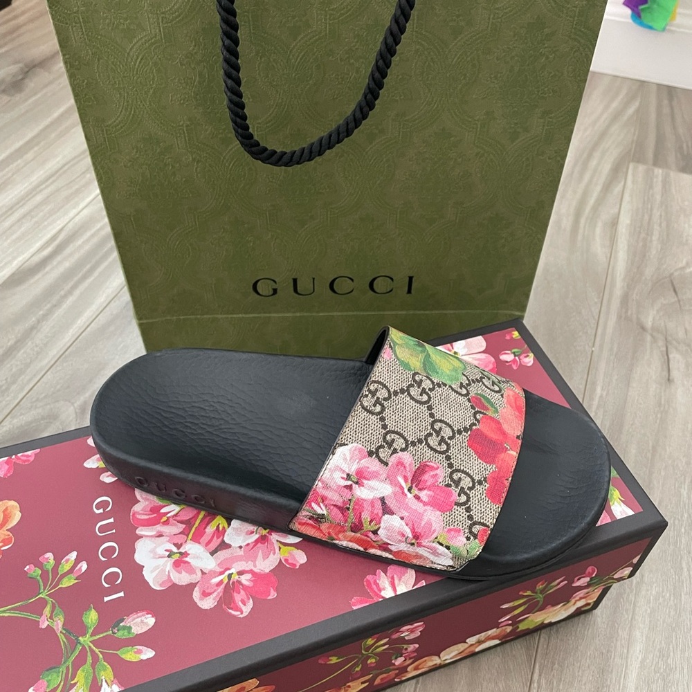 Gucci slides authentic . Size 5.5